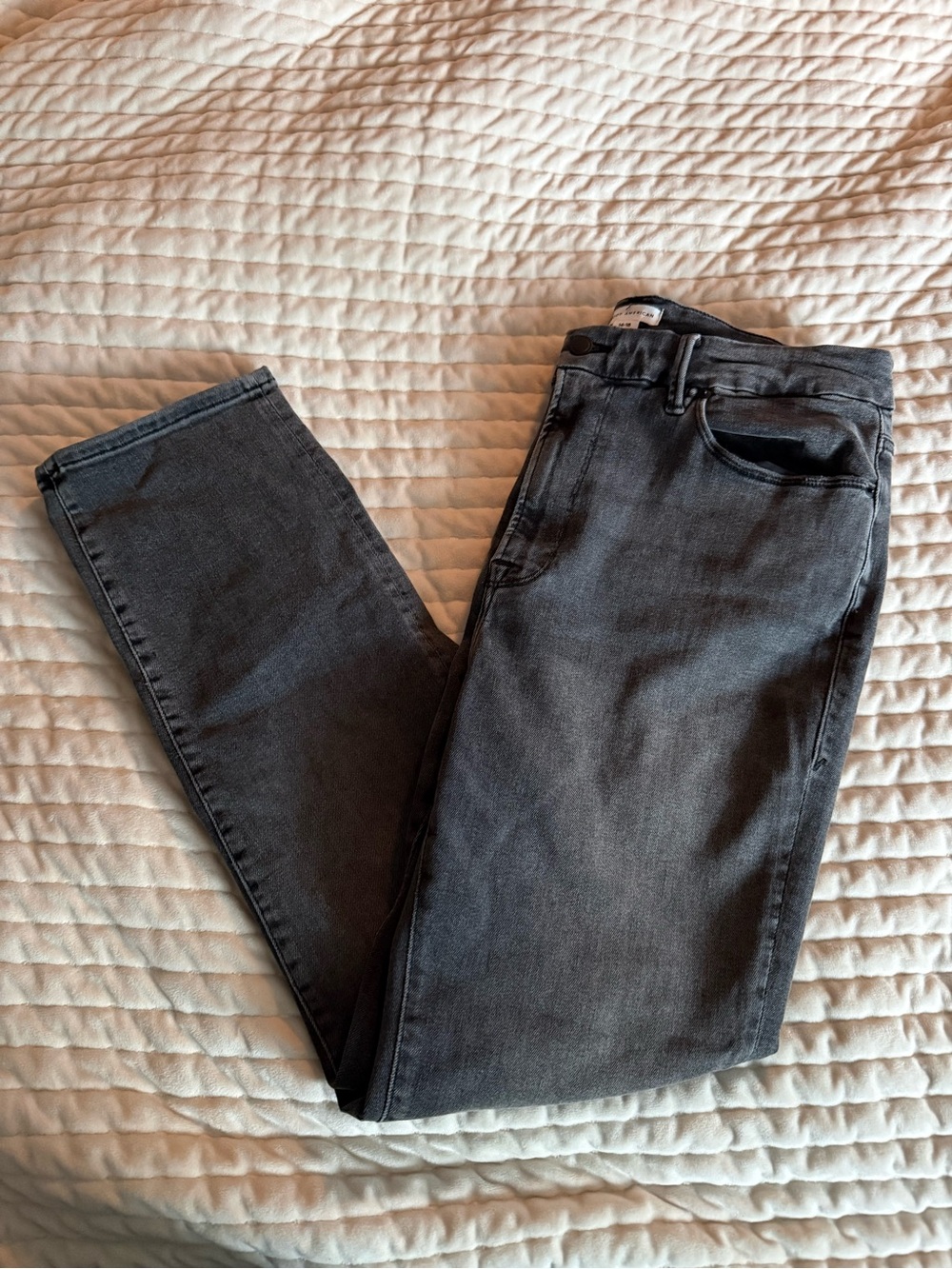 Good American Always Fits Classic Jeans in Black Gray